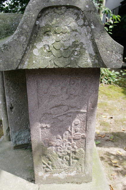 石龕左側面